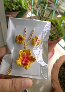 Leaf Pendant Necklace &amp; Earrings Set