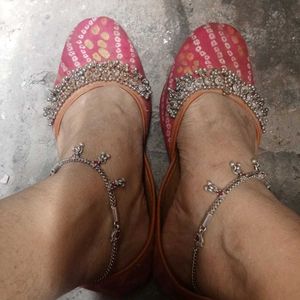 Slippers &amp; Bellis