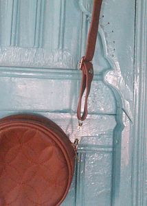 Women&#39;s Round Sling  Bag