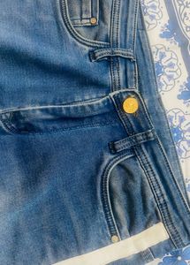 Hey Cuties… Check This Slim Fit Jeans