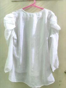 Pretty White Top With Elegant Design Good Fabric