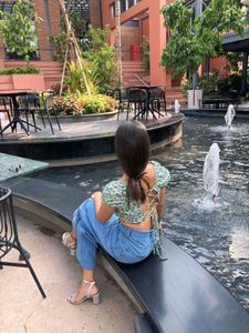Floral Crop Top &amp; Jeans Outfit
