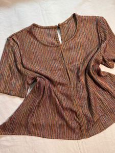 Multicoloured top with keyhole opening
