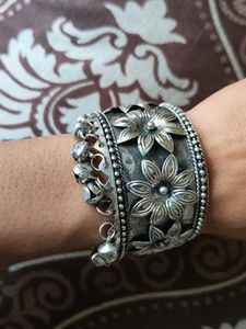 Oxidised Kada With Ghugru