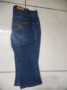 CAPRI _ Below Knee Length ( PEOPLE) 28 WAIST