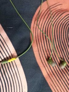 phone stand and Headphone With One Hear Sence