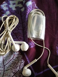 2 sets of combo White Earphones