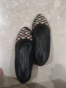 Elegant Black Juttis