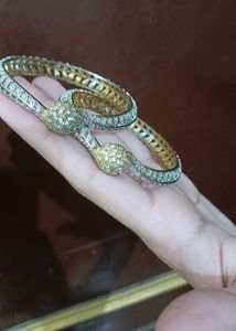 Ad Bangles Set