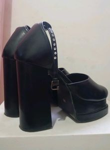 Trendy Valentino heels 👠👠