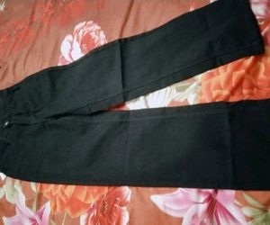 BLACK STRAIGHT JEANS