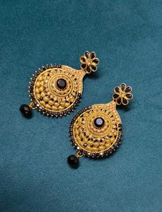 Elegant Gold-Toned Tikka &amp; Earring Set