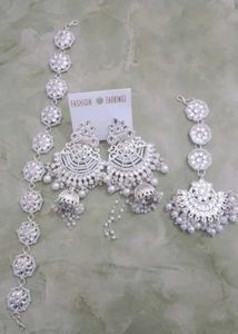 Kundan Mangteeka And Earrings Set