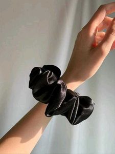 Satin Scrunchies Black 🖤 (Pack Of 1)