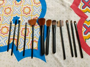 Set Of 12 Makeup Brushes 😍