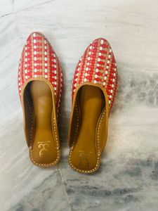 Handwoven Red &amp; Beige Juttis