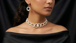Pearl choker & Earrings Set