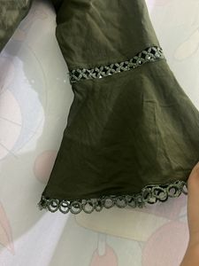 This Top Is Very Beautiful And Button In The Neck