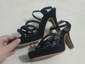 A Black Velvet High Heels