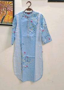 Women Blue And White Floral Printed Kurta