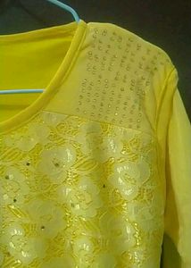 &#34;Trendy Pre-loved Women’s Top – Great Condition&#34;