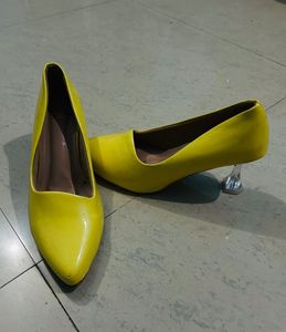 Yellowish Pointed Heels 👠