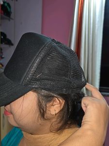 UNISEX BLACK CAP