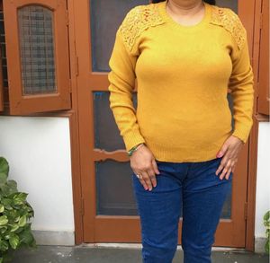 Mustard lace top 💕