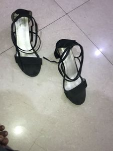 black heels gud condition