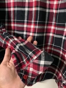 Cold shoulder shirt, checks black and red