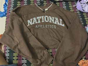 a cute crop H&M sweatshirt