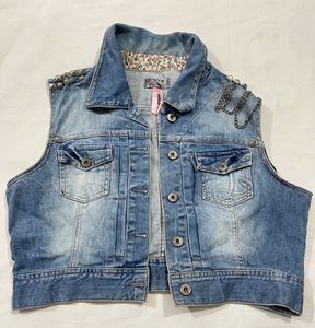 Women Washed CropDenim Jacket with Embroide