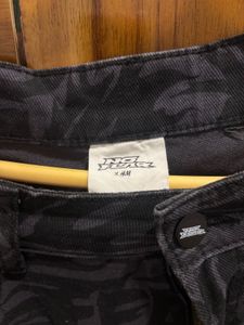 h&amp;m staright leg jeans (No fear collection)