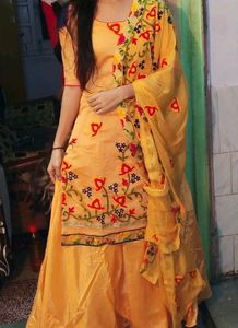 A Stunning beautiful punjabi skirt suit set..