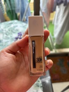 Maybelline New York Upto 30H Foundation Shade 220