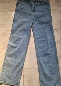 Retro 2000s style straight fit light wash jeans