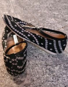 Black &amp; White Bandhani Toe Ring Flats