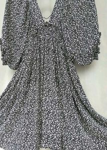 &#34;Stylish Black Floral Short Dress with V-Neck