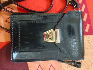 Chic Black Croc-Embossed Crossbody
