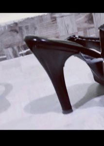 Kiravi Black Golden Heels
