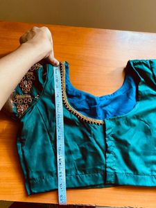 PRICE DROPPED↘️ 💚Emerald Green Embroidered Blouse