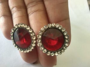 2 Pairs Of Earings