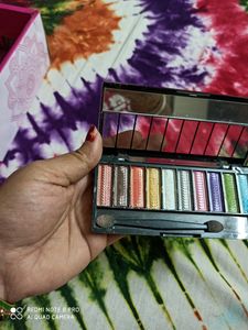 Beautiful &amp; Glamorous Glitter Eye Shadow Palette