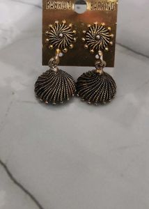 2 Earrings