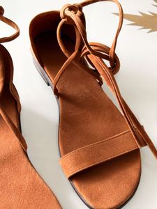 WOMEN OPEN TOE FLATS