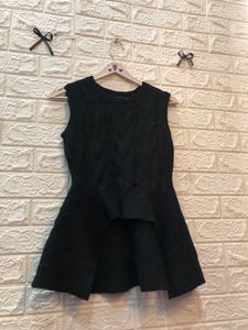 Chic Black Sleeveless Knit Top