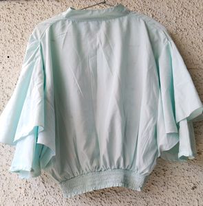 It&#39;s a Medium Size Top With Flared Sleeves And Halter V Neckline With A Button And Elastic At Waist