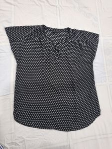 BANANA REPUBLIC Black &amp; White Top● Casual Wear●