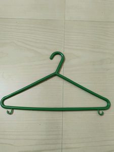 Pack Of 4 Plastic Hangers