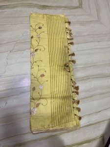 &#34;Sunehri Phool: A Blend of Tradition and Elegance&#34;
